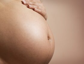 Bébé trop haut : comment le faire descendre ?